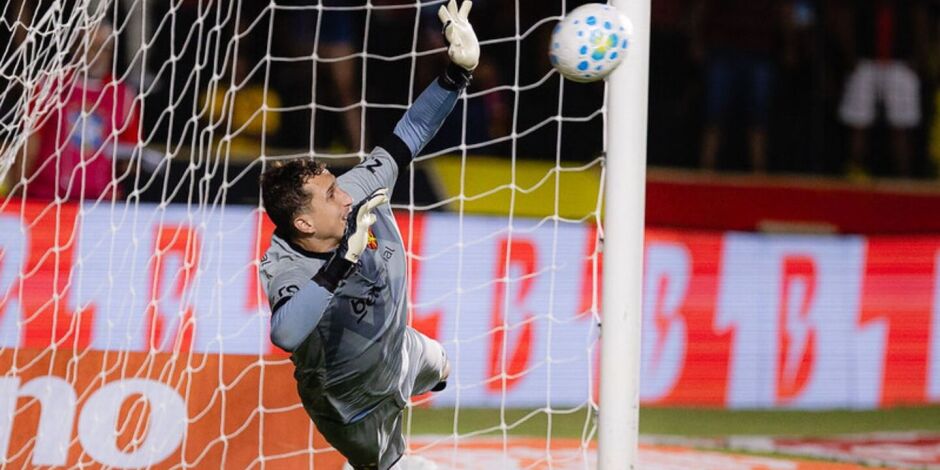 Thiago Couto jogou com virose contra o An&aacute;polis.