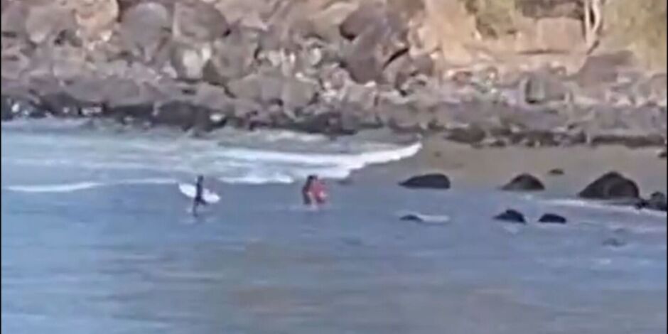Momento em que bombeiros tentam resgatar v&iacute;timas de afogamento em praia de Fernando de Noronha.