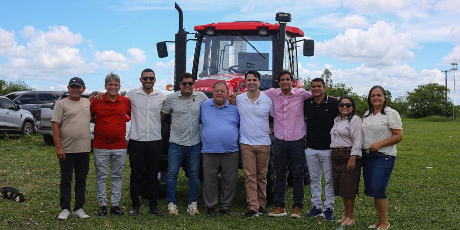 Em Itapissuma, Jr de Irm&atilde; T&ecirc;ca e Clodoaldo Magalh&atilde;es anunciam chegada de novo trator agr&iacute;cola 