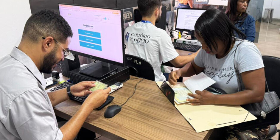 Mutir&atilde;o do Registre-se! oferecendo servi&ccedil;os a popula&ccedil;&atilde;o