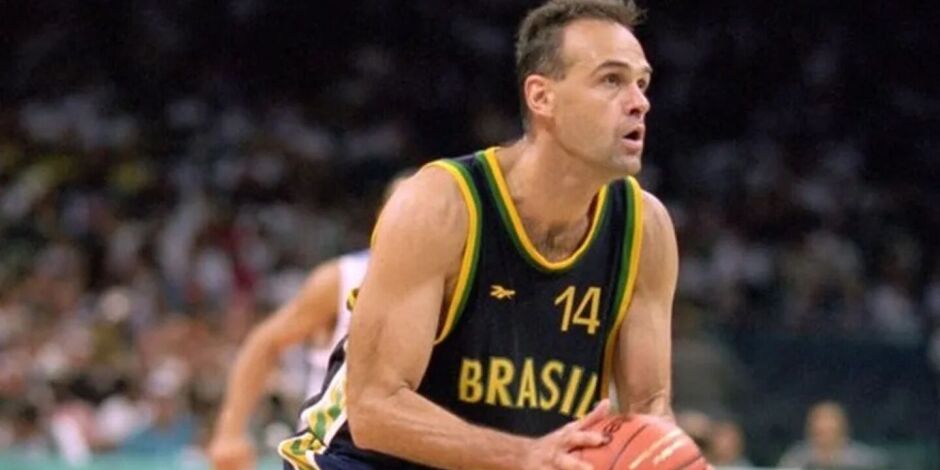 Oscar Schmidt, lenda do esporte brasileiro, &eacute; cremado com camisa da Sele&ccedil;&atilde;o de Basquete