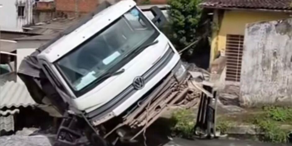 Motorista de caminh&atilde;o perde o controle ao subir ladeira e acaba atingindo duas casas na V&aacute;rzea