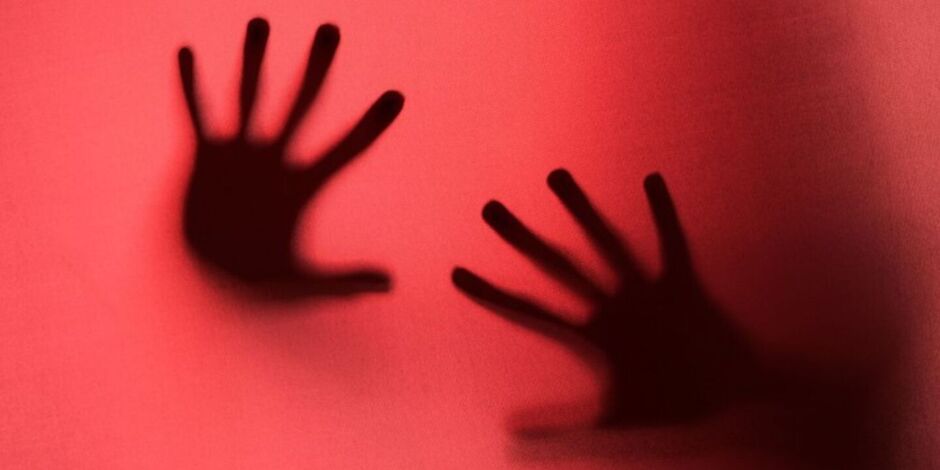 Homem &eacute; acusado de drogar a esposa e vend&ecirc;-la sexualmente a mais de 120 homens