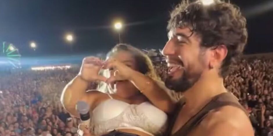 Cantor Nattan segura mulher com nanismo.