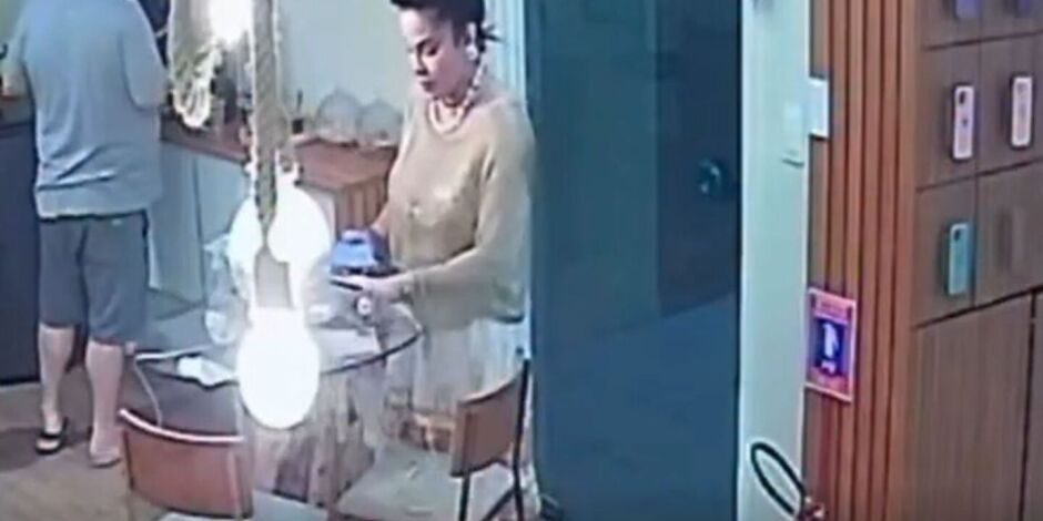 Advogada foi flagrada furtando dois aparelhos celulares. 