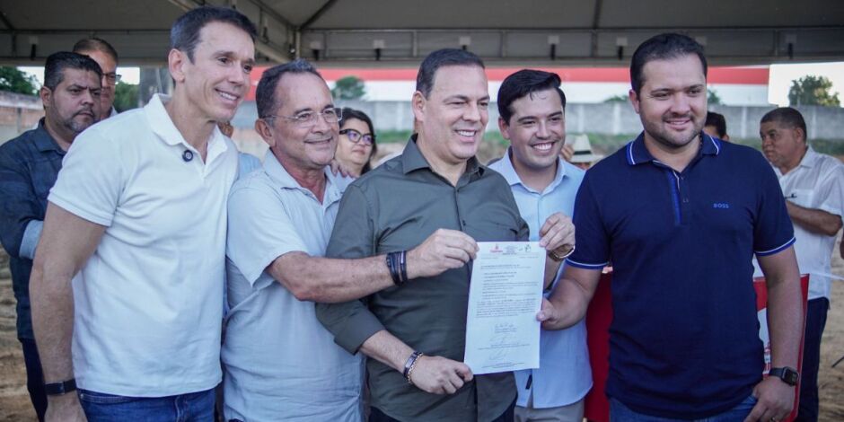 Prefeito Sivaldo Albino assina ordens de servi&ccedil;o em Garanhuns