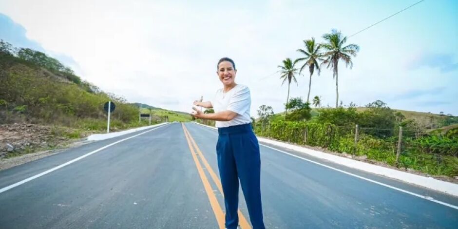 Governadora Raquel Lyra inaugurando uma estrada em Pernambuco.