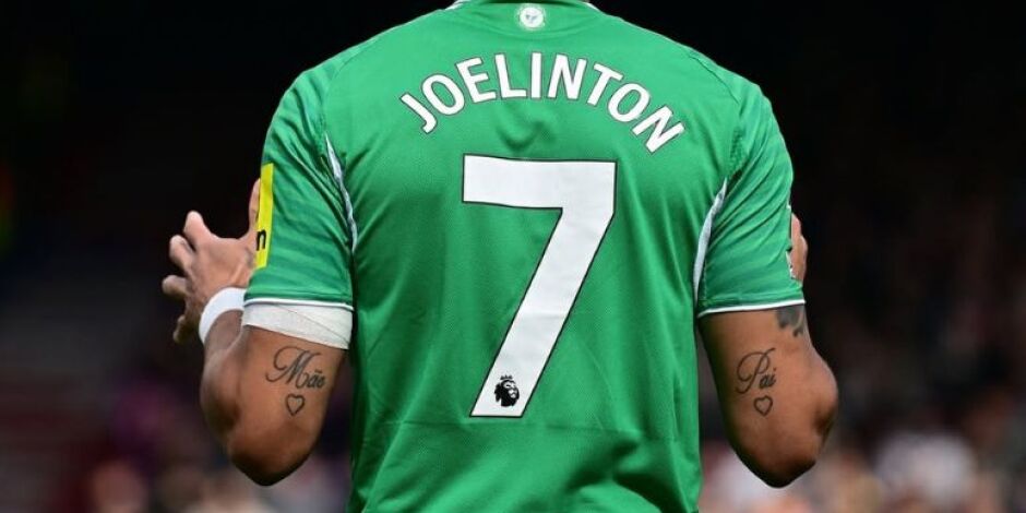 Joelinton com a camisa do Newcastle contra o Crystal Palace.