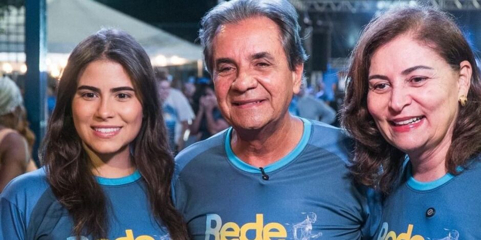Lara Santana, prefeito Carlos Santana e Simone Santana.