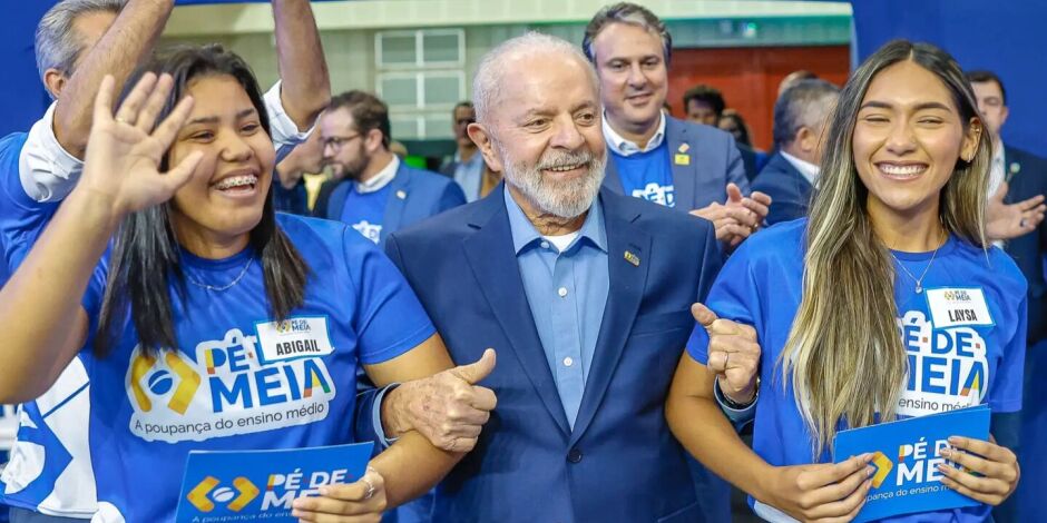 Lula sugere cria&ccedil;&atilde;o do P&eacute; de Meia para universit&aacute;rios.