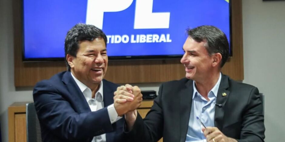 Deputado federal Mendon&ccedil;a Filho e Fl&aacute;vio Bolsonaro. 