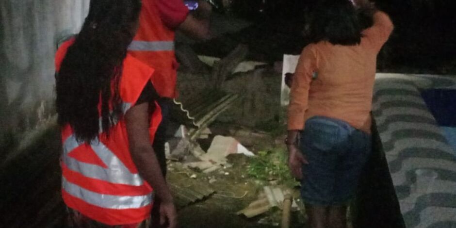 Muro desaba ferindo duas pessoas em Camaragibe.