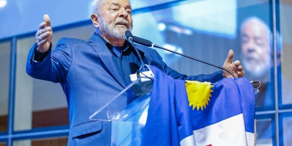 Presidente Lula com a bandeira de Pernambuco.