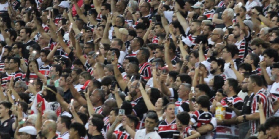 Torcida do Santa Cruz na Arena de Pernambuco.