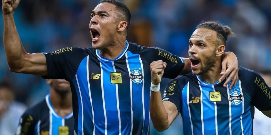 Jogadores comemorando gol do Gr&ecirc;mio.
