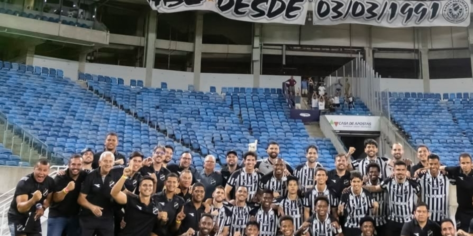 Equipe do ABC comemorando vit&oacute;ria sobre o Am&eacute;rica