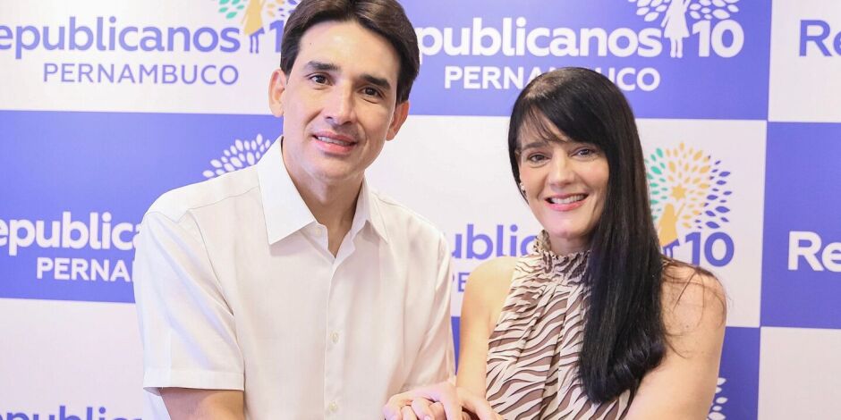 Silvio Costa Filho ao lado de Karina Paiva