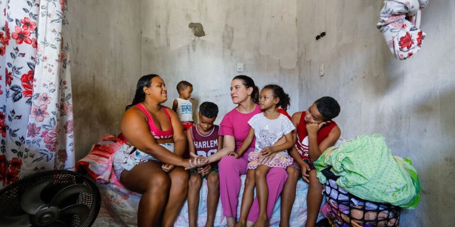 Raquel Lyra foi at&eacute; a comunidade do Bode para entregar cart&atilde;o para Amanda, m&atilde;e solo de quatro filhos