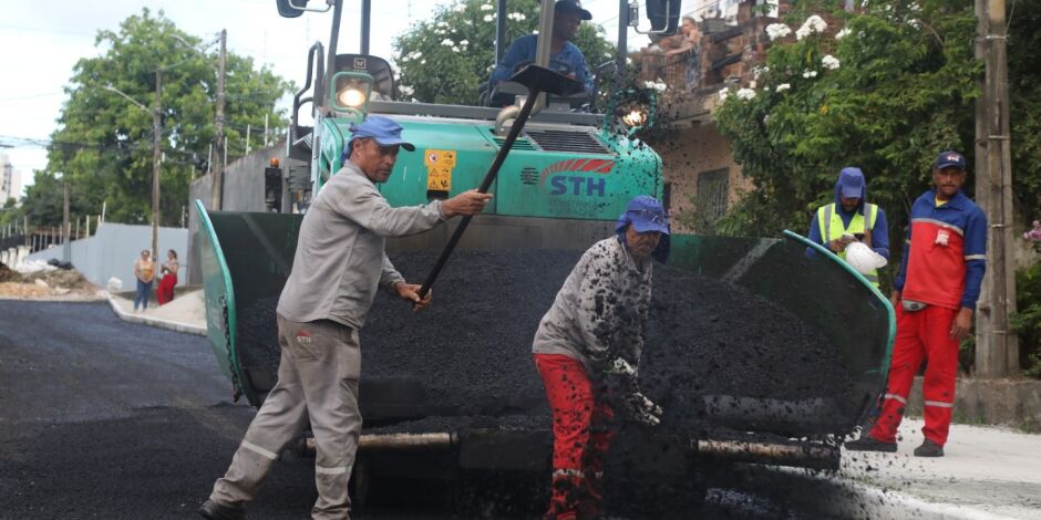 Obras de pavimenta&ccedil;&atilde;o em Candeias