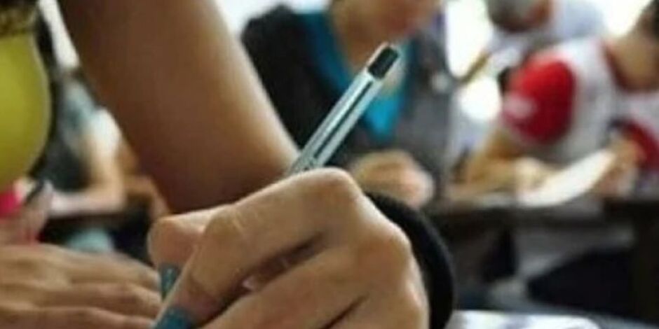 Pessoas fazendo prova de concurso 