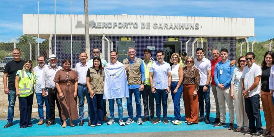 Ministro Tom&eacute; Franca ao lado de autoridades da cidade no aeroporto de Garanhuns