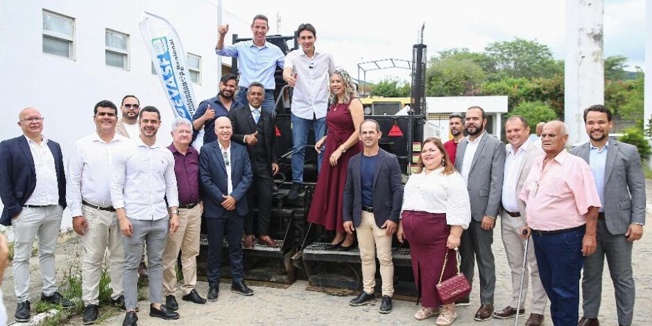 Silvio Costa Filho em Pesqueira junto a autoridades da cidade