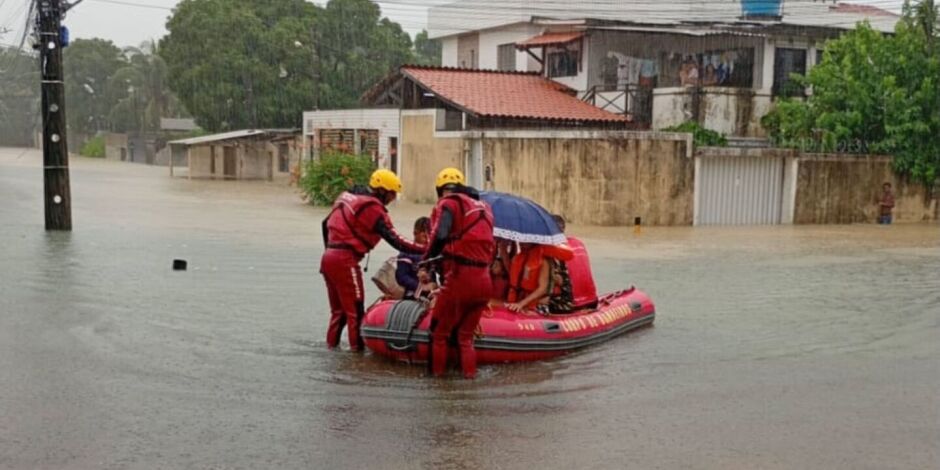 Bombeiros atuando em per&iacute;odo de chuva em Pernambuco.