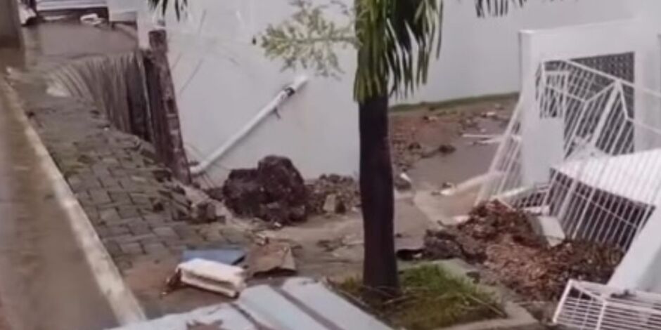 Desabamento de muro de escola em Goiana.