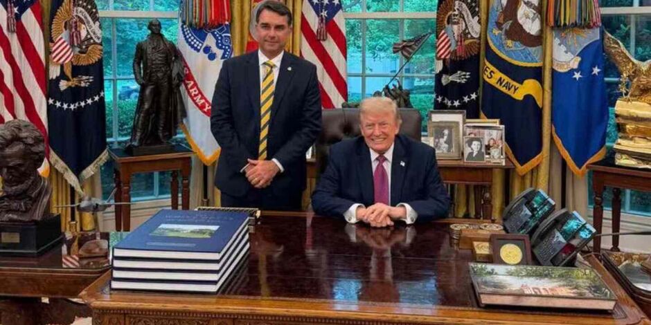 Fl&aacute;vio Bolsonaro se encontra com Donald Trump na Casa Branca.