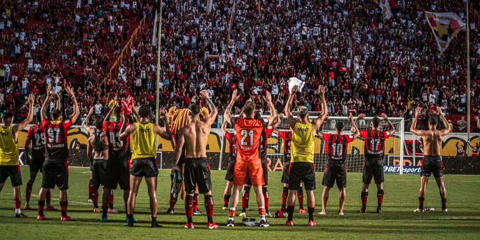 Jogadores do Vit&oacute;ria comemoram com a torcida no Barrad&atilde;o