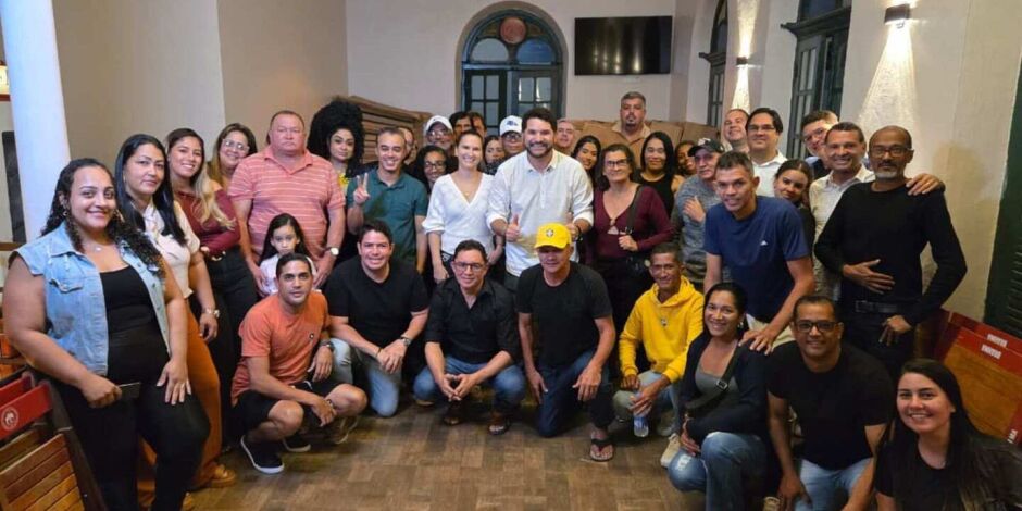 Z&eacute; de Irm&atilde; T&ecirc;ca se re&uacute;ne com aliados em Paulista.