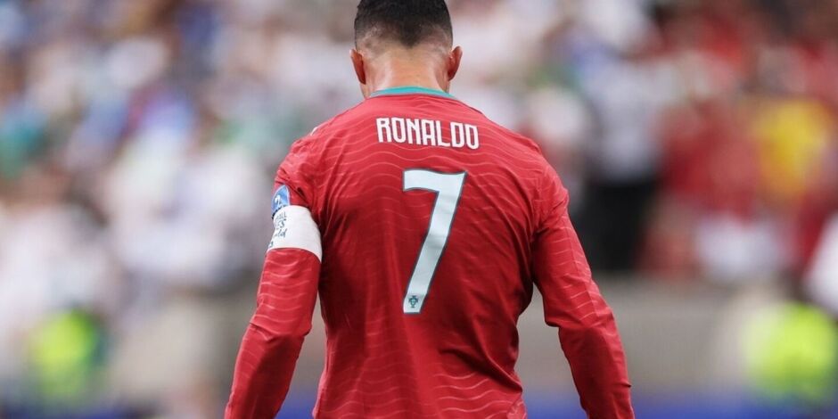 Cristiano Ronaldo volta a campo por Portugal ap&oacute;s fracasso na Copa.