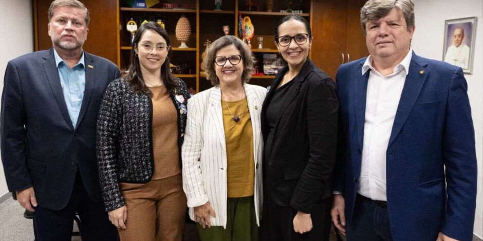 Diretoria do Simepe se re&uacute;ne com senadores.