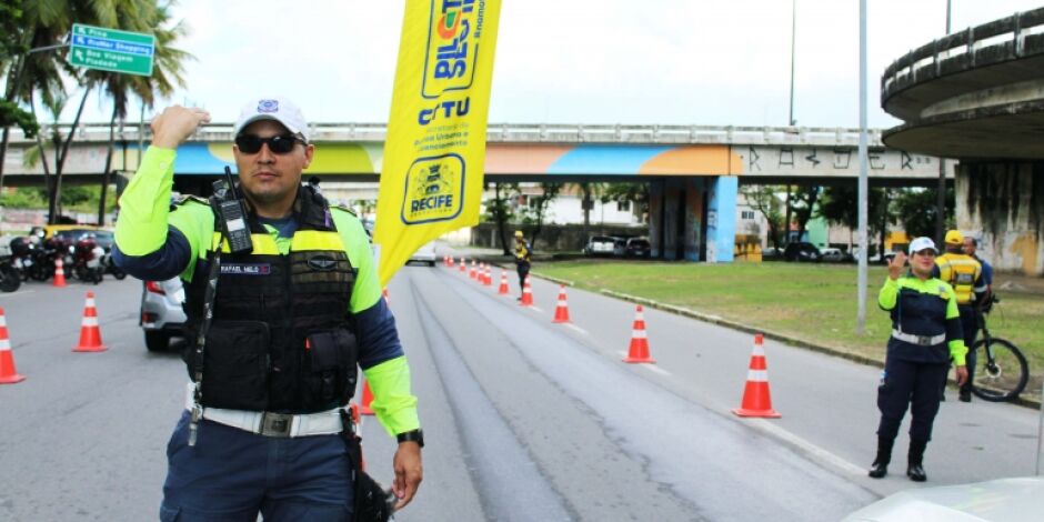 Agentes de tr&acirc;nsito da CTTU