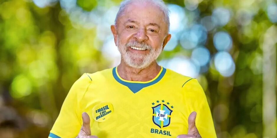 Lula com a camisa do Brasil.