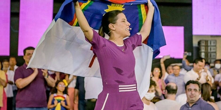 Raquel Lyra (PSD) com a Bandeira de Pernambuco 