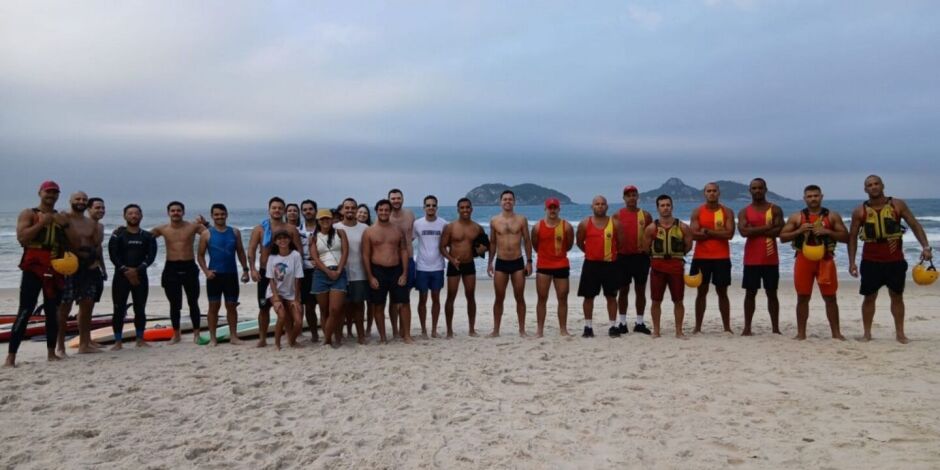 "As pessoas j&aacute; estavam a uma dist&acirc;ncia consider&aacute;vel da faixa de areia quando um dos participantes acionou o Corpo de Bombeiros pelo telefone 193". Os bombeiros foram acionados e resgataram o grupo em jet skis.&nbsp;