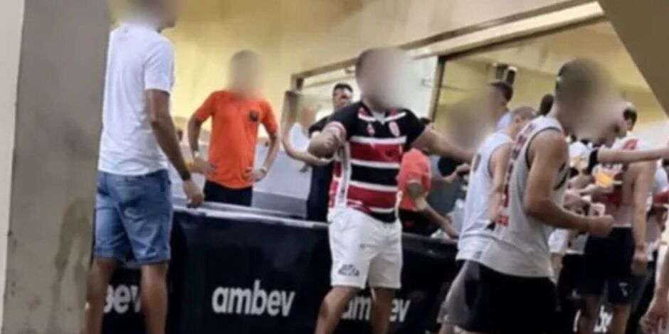 V&iacute;deos mostram torcedores pegando latinhas de cerveja do estabelecimento.
