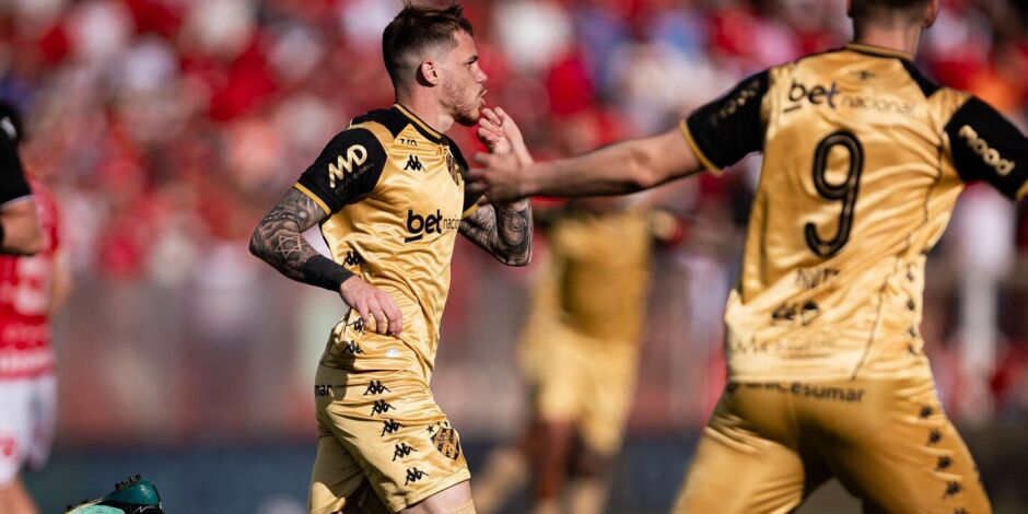 Barletta marcou um gola&ccedil;o aos 6 minutos do primeiro tempo.