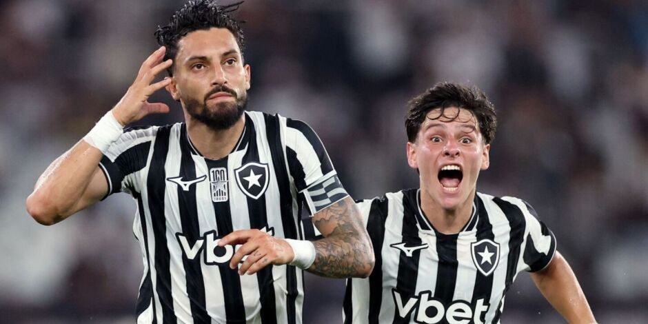 Alex Telles comemorando gol de falta contra o Fluminense.