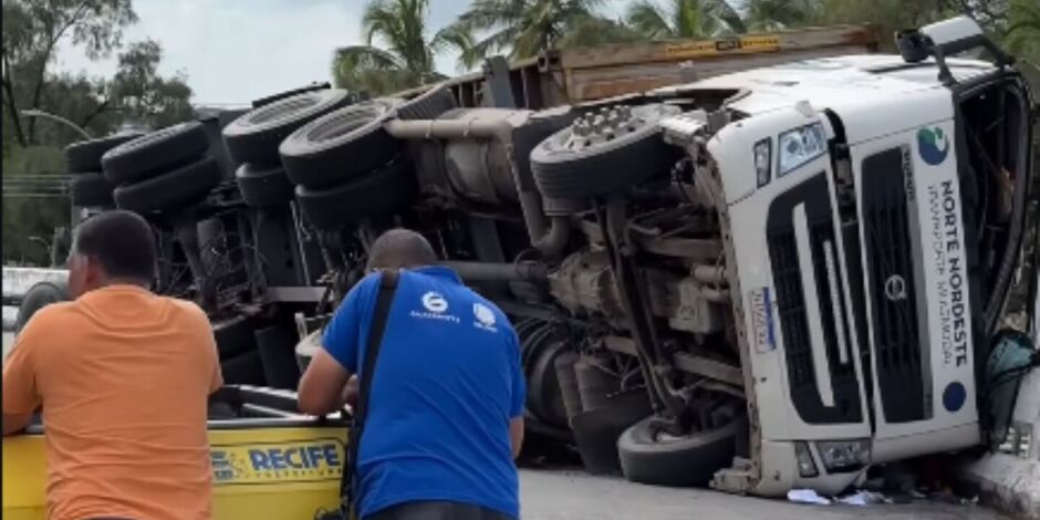 Carreta tomba no Viaduto Capit&atilde;o Temudo e bloqueia trecho na Joana Bezerra na manh&atilde; desta quarta (5)