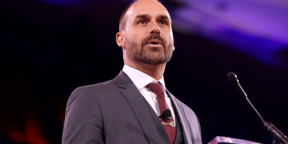 Eduardo Bolsonaro critica obrigatoriedade de vacina&ccedil;&atilde;o: 'se tiver efeito colateral, o governo n&atilde;o vai se responsabilizar