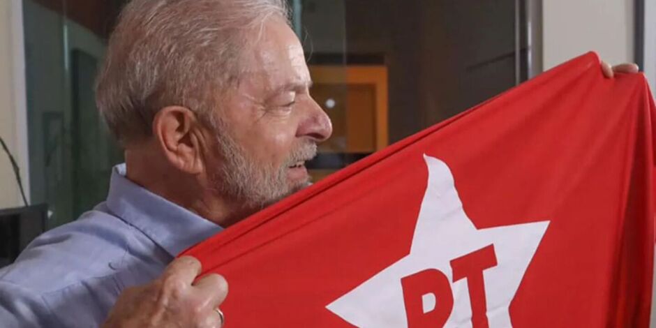 Lula segura bandeira do PT.