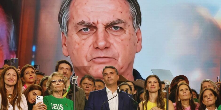 Fl&aacute;vio Bolsonaro diz que vai continuar usando imagem do pai na campanha eleitoral dentro dos limites da lei