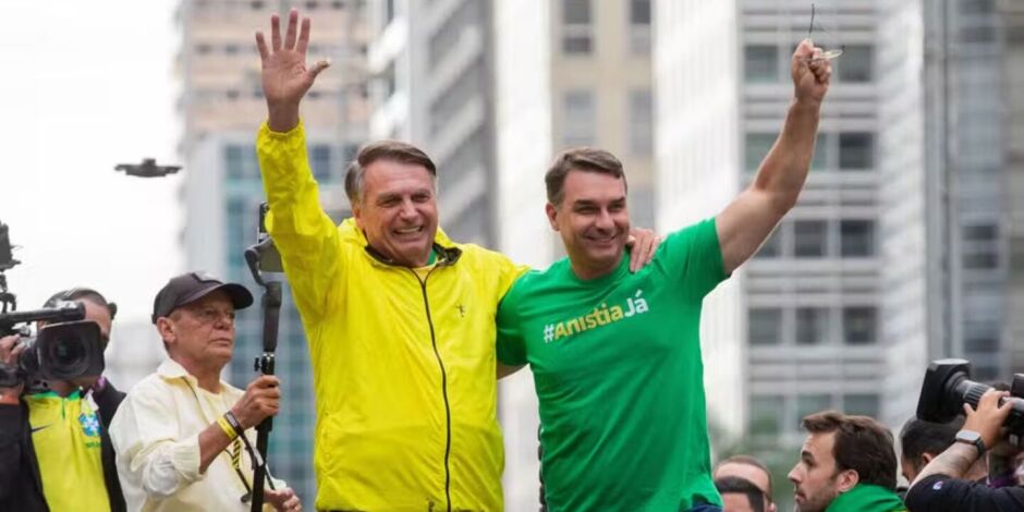 O candidato do PL &agrave; Presid&ecirc;ncia da Rep&uacute;blica, Fl&aacute;vio&nbsp;Bolsonaro e o ex-presidente Jair&nbsp;Bolsonaro&nbsp;(PL). 