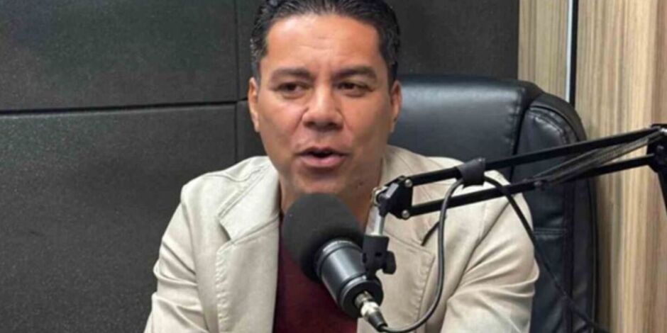 Pastor Leonardo Borges durante participa&ccedil;&atilde;o em um podcast