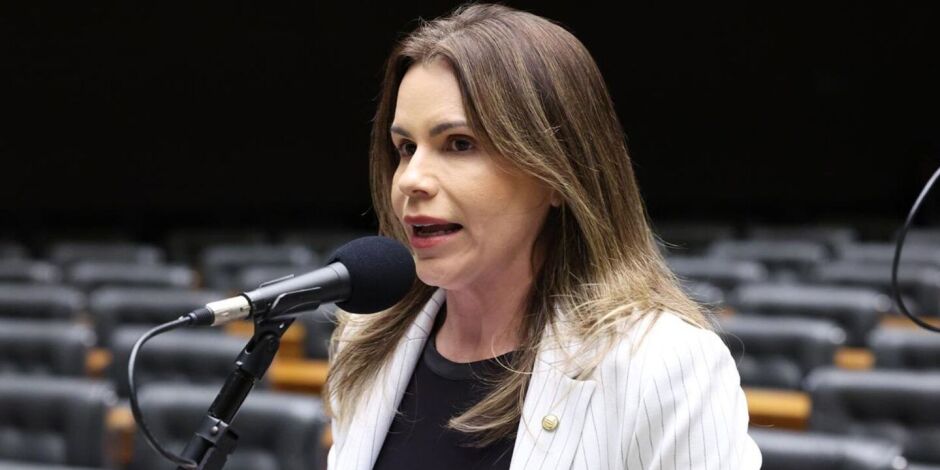 Clarissa T&eacute;rcio durante manifesta&ccedil;&atilde;o em defesa da vida e contra o aborto