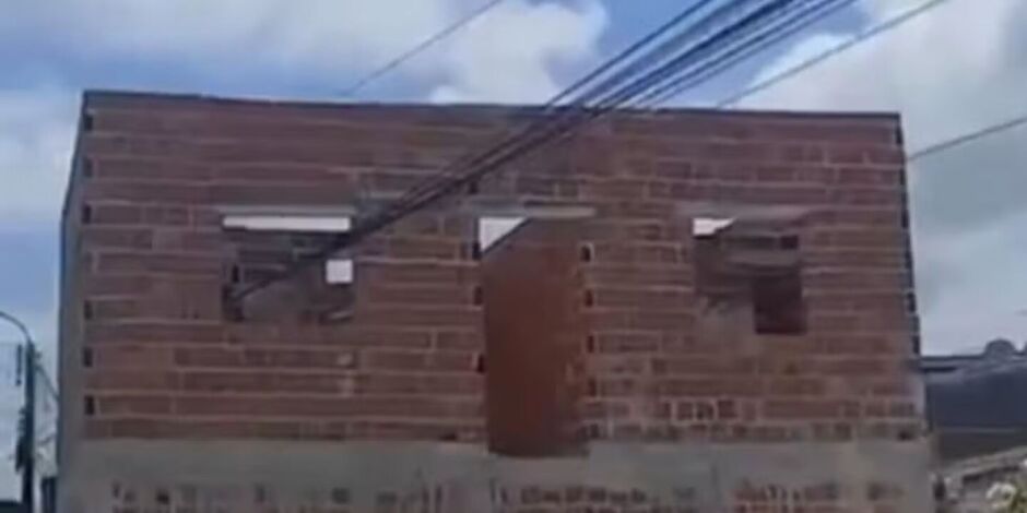 Casa em constru&ccedil;&atilde;o tem fia&ccedil;&atilde;o el&eacute;trica passando pelo im&oacute;vel