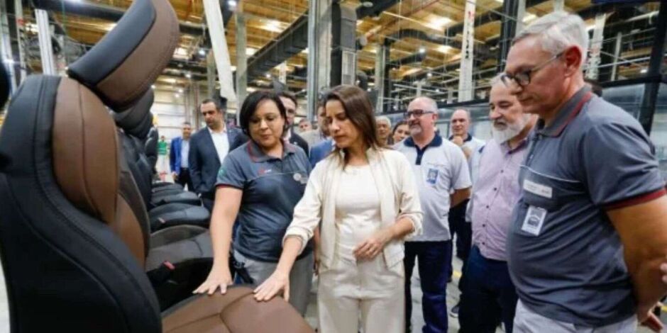 Governadora Raquel Lyra na f&aacute;brica da Jeep em Goiana.