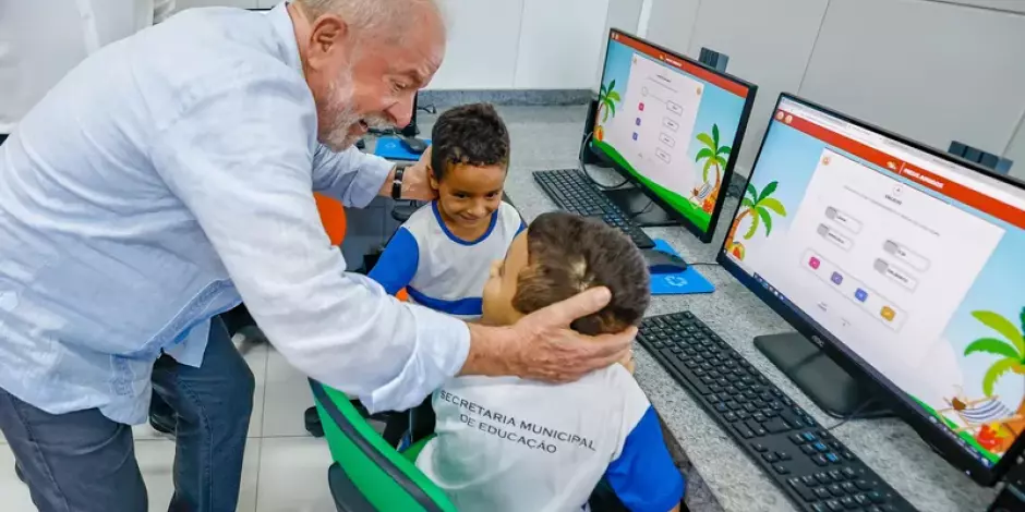 Lula em visita a escola 